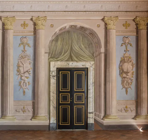 Affresco con colonnato di una delle pareti della Saletta dei Camerieri