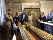 Fotografia degli esponenti che hanno partecipato al restauro delle due colonne del teatro di Elisa