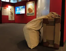 una donna e un bambino salutano